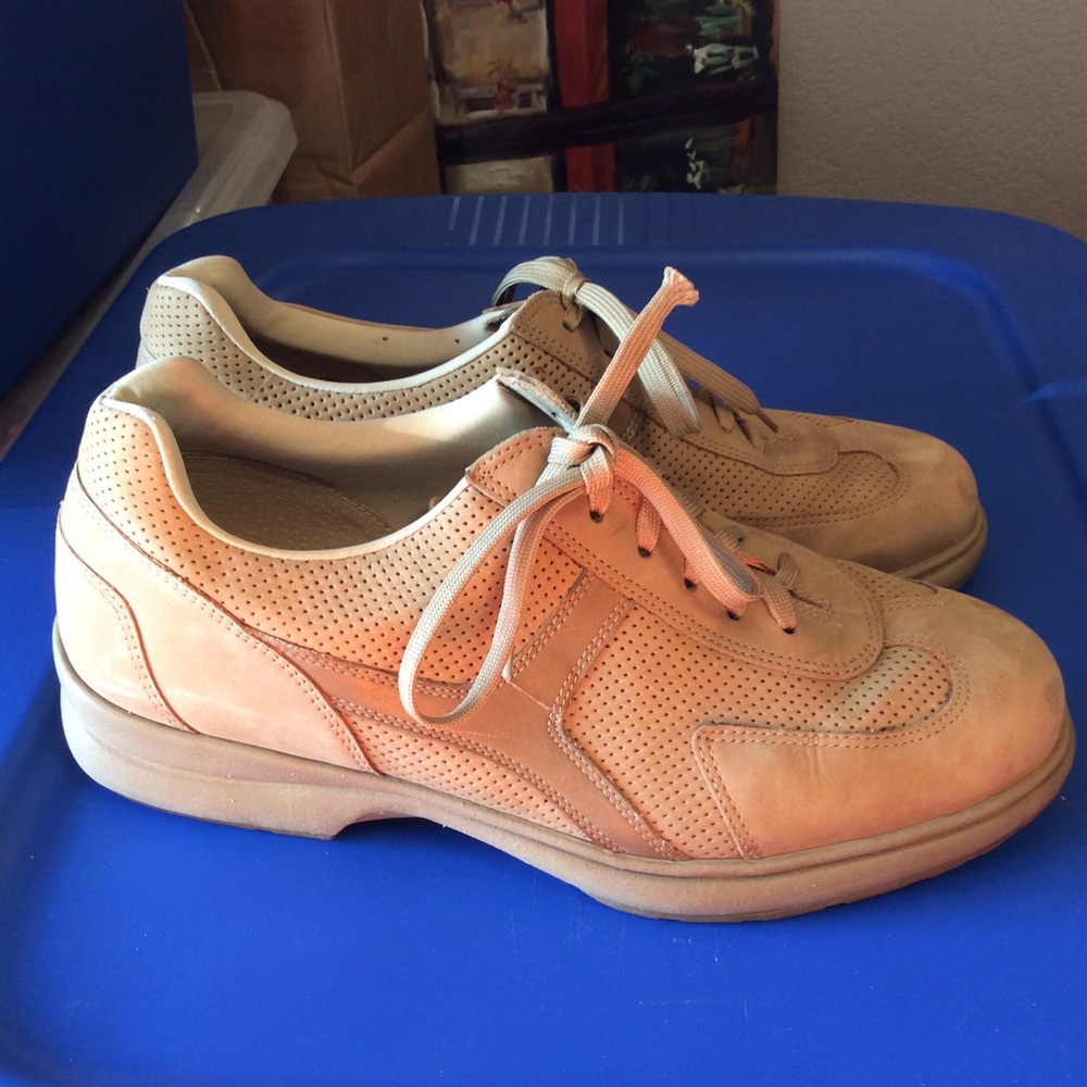 Bass Sonic II suede tan lace up cushioned sneakers size 10